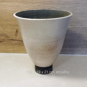 Vasija de pie estrecho (136)